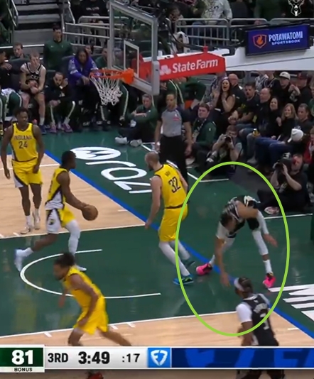 半岛体育-崴脚+膝盖过度伸展?字母哥扣篮落地失衡 捂着左腿缺战末节