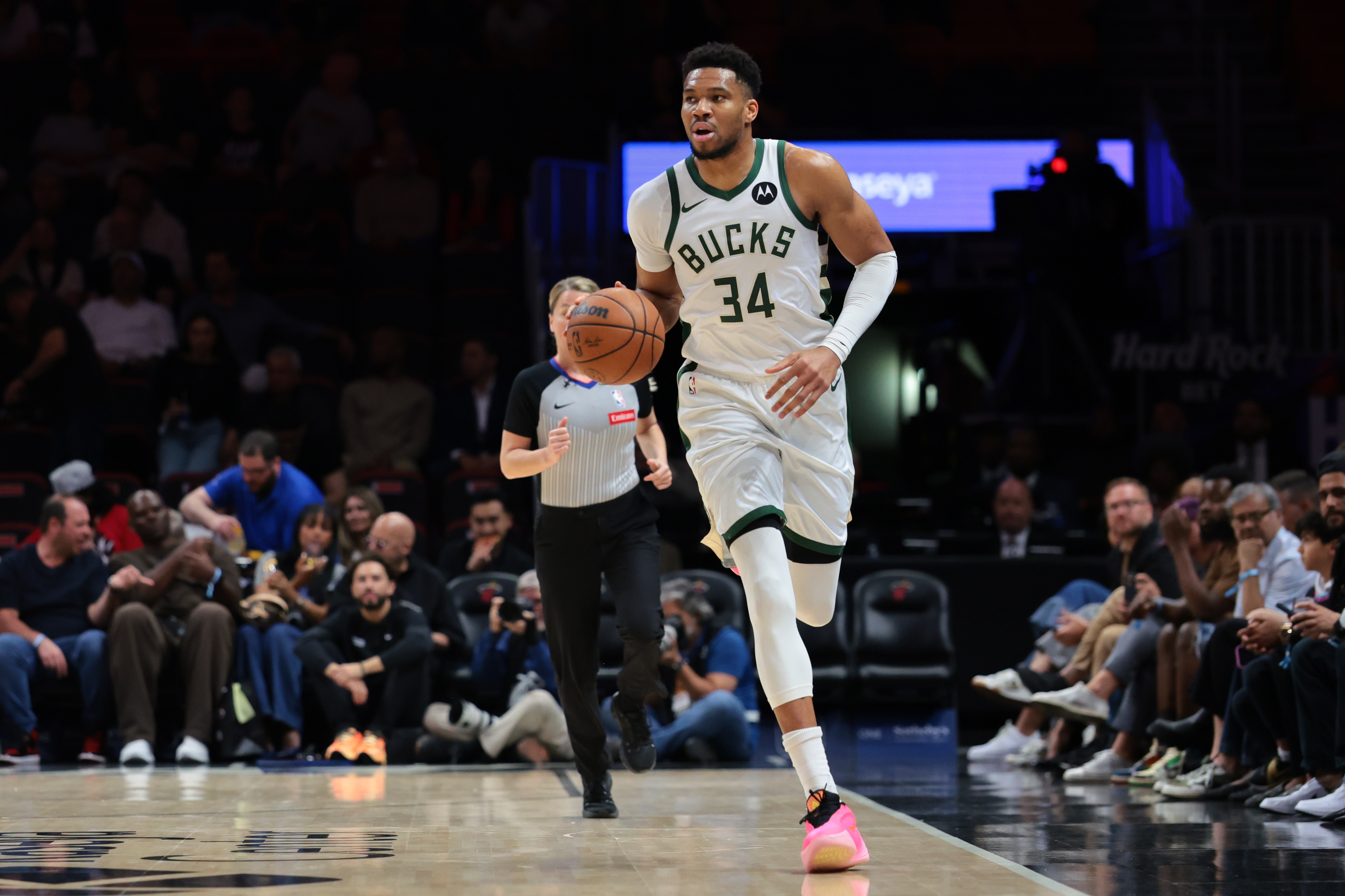 半岛体育官网-字母哥:我不会做影像检查 我打算先回家休息看看明天感觉如何